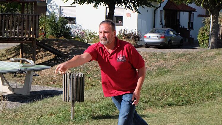 Organisator und Hauptakteur Heribert Kl&ouml;ffel pr&auml;sentiert sich auch beim Werfen in guter Form. Foto: Philipp Bauernschubert
