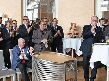 Letzter Auftritt beim Neujahrsempfang: Oberbürgermeister Norbert Tessmer (ganz rechts) nimmt den Beifall nach seiner Rede entgegen. Foto: Simone Bastian
