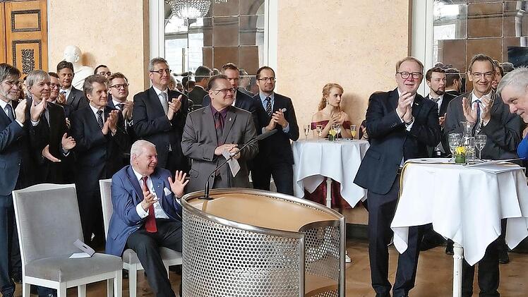 Letzter Auftritt beim Neujahrsempfang: Oberbürgermeister Norbert Tessmer (ganz rechts) nimmt den Beifall nach seiner Rede entgegen. Foto: Simone Bastian