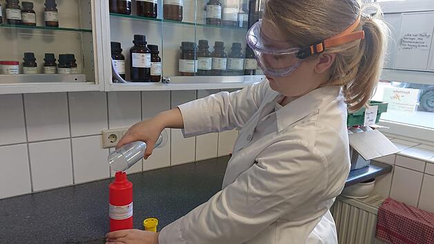 Franziska Gaudig ist Pharmazeutin im Praktikum. Sie füllt das direkt in der Apotheke gemischte Desinfektionsmittel in Flaschen um, die dann unter anderem dem Landratsamt zur Verfügung gestellt werden. Foto: privat