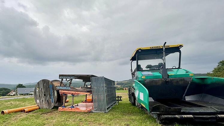 In der Altglashüttener Straße bis zur Einmündung in das Baugebiet "Oberer Kapellenweg" soll der bisherige Wirtschaftsweg erneuert und ein Gehweg weitergeführt werden. Nach aktuellen Berechnungen geht es hierbei um Kosten von rund 96 000 Euro. Mitte September sollen die Arbeiten beginnen. Foto: Sebastian Schmitt
