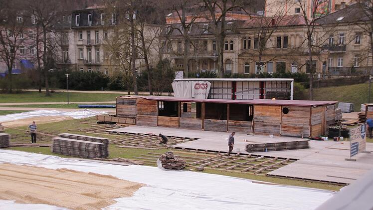 Aufbauarbeiten am Stadtstrand.