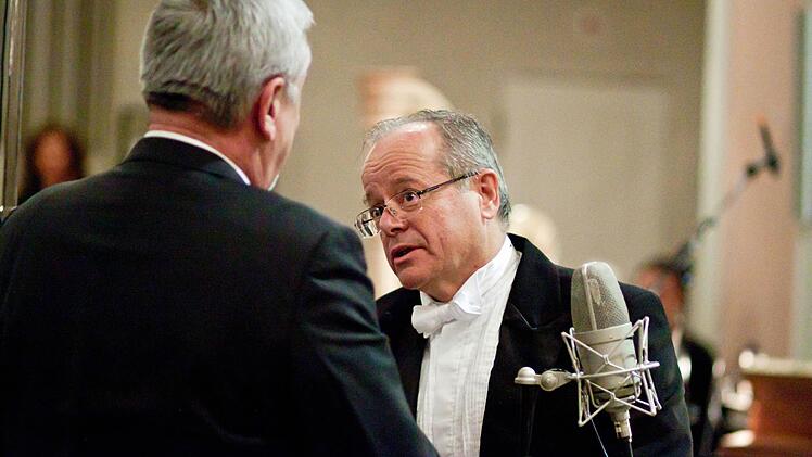 Dirigent Marius Popp nach dem Konzert im Gespräch mit Bürgermeister Norbert Tessmer.