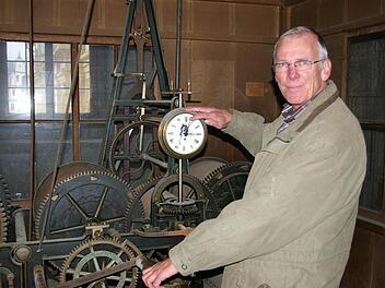 So wär's früher gegangen: Stadtkirchner Karl-Heinz Schilling greift ins Räderwerk der Kirchturm-Uhr. Kirchen-Uhren von heute werden in der Regel ferngesteuert.