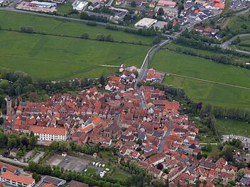 Der kerzengerade Verlauf der Baunach (oben im Bild) soll in den nächsten Jahren wieder mäandrieren,.