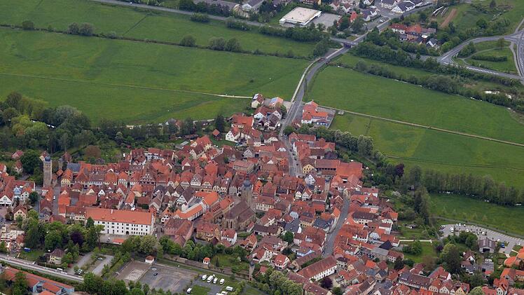 Der kerzengerade Verlauf der Baunach (oben im Bild) soll in den nächsten Jahren wieder mäandrieren,.