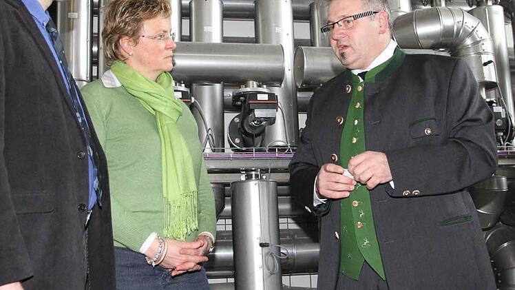 Der Hallerndorfer Georg Rittmayer berichtet Monika Hohlmeier aus seinem Alltag als Brauer. Fotos: Erlwein