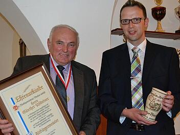 Der Wonseeser Altbürgermeister Günter Pfändner mit seiner Ernennungsurkunde, die ihm sein Nachfolger im Amt, Andreas Pöhner, überreichte. Foto: Katharina Müller-Sanke