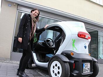 Christine Biegner warb für Elektromobilität. Doch für ihren Renault interessierten sich die Leute weniger als für den zehnmal so teuren Tesla. Foto: Simone Bastian