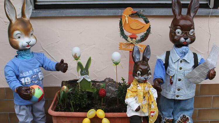 Witzig: Natürlich lesen Osterhasen auch Zeitung - aber nur, wenn über sie berichtet wird. Foto: Sonja Adam
