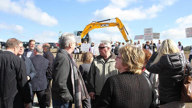 Demonstranten aus Kauerndorf beim offiziellen Spatenstich für die Ortsumfahrung Untersteinach: Aber die Kauerndorfer respektierten den Festakt, skandierten nur vor den Reden und hinterher, dass sie auch ihre Ortsumfahrung fordern. Foto: Sonny Adam