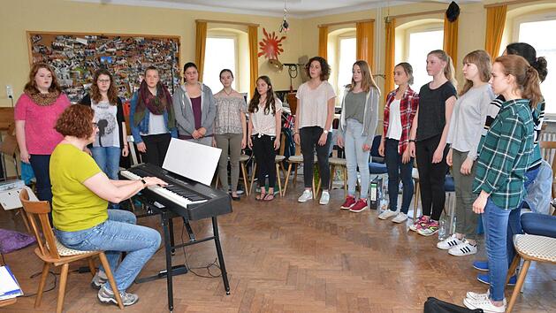 Konzentriert bei den Proben: Die M&auml;dchen von Chorisma.  Foto: Bj&ouml;rn Hein