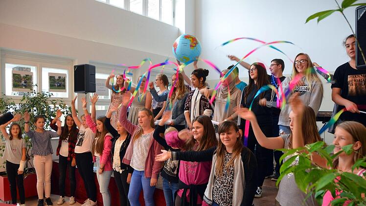 "We are the world" sang der Schülerchor zum Abschied den drei Lehrern.  Foto: Peter Rauch
