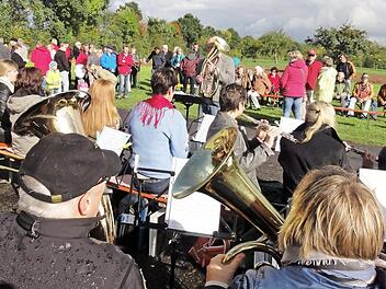 Manchmal zeigte sich auch der blaue Himmel beim "Open-Ähre"-Konzert am Wasserreservoir in Poppenroth. Foto: Wolfgang Wimmel