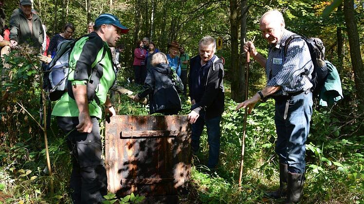 Der ehemalige Revierförster Rainer Betz am Riedemicher Brünn.