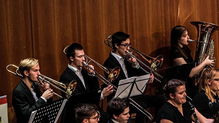 Das Jugendsymphonieorchester Oberfranken unter Leitung von Till Fabian Weser beeindruckte das Publikum im Coburger Kongresshaus mit begeisterndem Musizieren.Foto: Jochen Berger