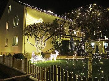 Das von Anja Die&szlig;enbacher geschm&uuml;ckte Haus in der Burgkunstadter Goethestra&szlig;e Foto: Roland Dietz