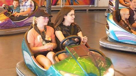 Hey, wer drängelt da? Im Autoscooter ging es rund.