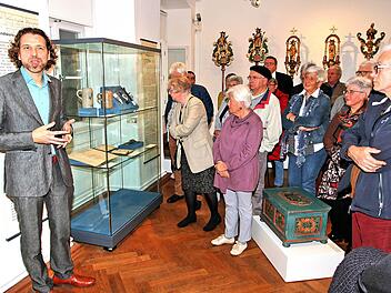 Sehr interessiert folgten zahlreiche Zuhörer Museumsleiter Nicolas Zenzen (links), der in  die Ausstellung "Handwerk hat goldenen Boden - der Glanz der Münnerstädter  Zünfte" einführte..Dieter Britz