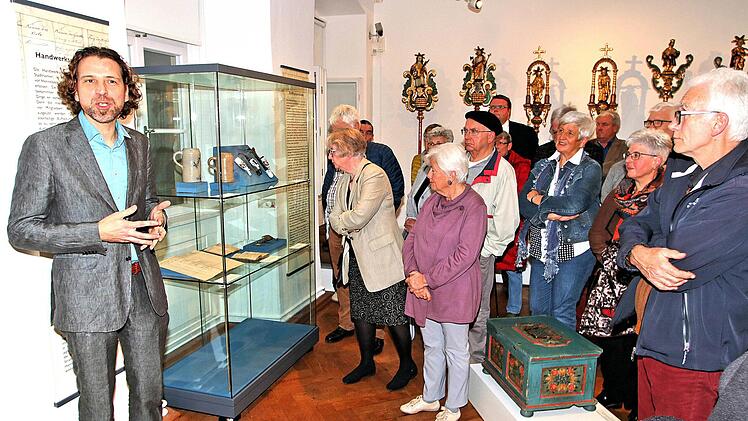 Sehr interessiert folgten zahlreiche Zuhörer Museumsleiter Nicolas Zenzen (links), der in  die Ausstellung "Handwerk hat goldenen Boden - der Glanz der Münnerstädter  Zünfte" einführte..Dieter Britz