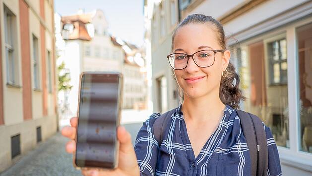 Zwei Mitglieder der Redaktion  haben das neue Spiel "myCityHunt" getestet. Fotos: Lea Schreiber