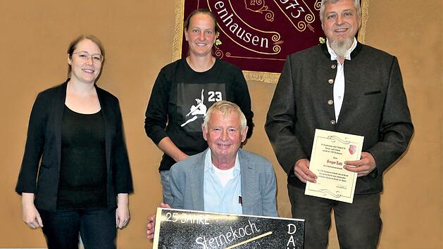 Viel geleistet beim TSV haben (hinten von links) Eva-Maria Moritz, Bärbel Gunreben und Gregor Lutz ( Anerkennungsurkunde) und vorne sitzend mit dem "Goldenen  Kochlöffel" und der TSV-Verdienstnadel ausgezeichnet Gerhard Zitzmann.