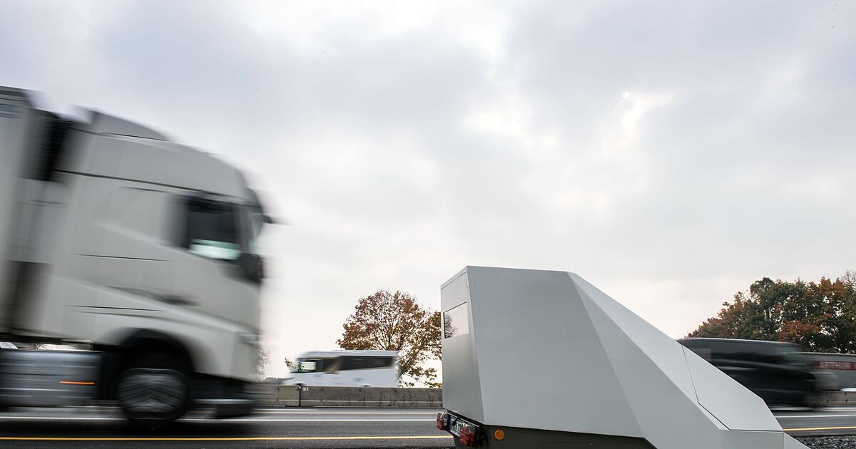 Ellingen: Speed camera trailer goes up in flames - | €100,000 damage