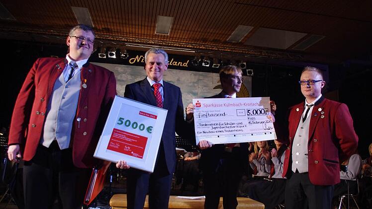 Die Sparkassenstiftung Kronach spendete 5000 Euro für den Neubau des Probenheims. Das Bild zeigt (von links) Musikschul-Leiter Holger Pohl, Landrat Oswald Marr, Sparkassen-Zweigstellenleiter Markus Lieb sowie Vorsitzenden Michael Scheler.