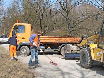Lukas Straub (vorne im Bild) und Joachim Katzenberger gehören zum Bautrupp-Team, das derzeit die Dammwege in Münnerstadt wieder in Ordnung bringt. Foto: Heike Beudert