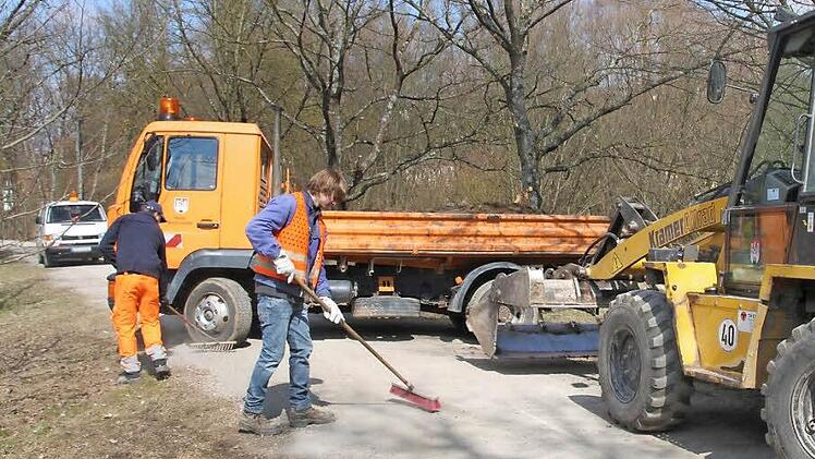 Lukas Straub (vorne im Bild) und Joachim Katzenberger gehören zum Bautrupp-Team, das derzeit die Dammwege in Münnerstadt wieder in Ordnung bringt. Foto: Heike Beudert