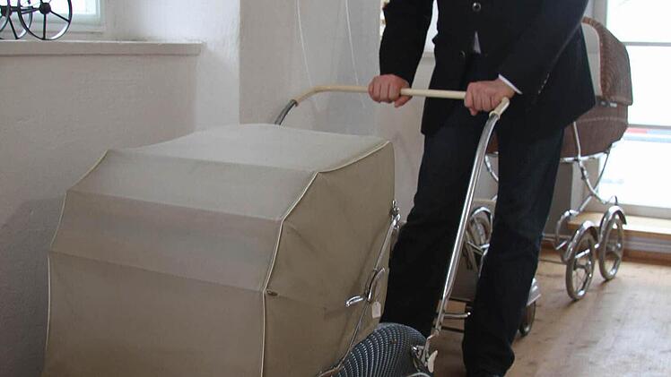 Anders als die Männer vor über 100 Jahren hat Bezirksheimatpfleger Günter Dippold keine Berührungsängste.