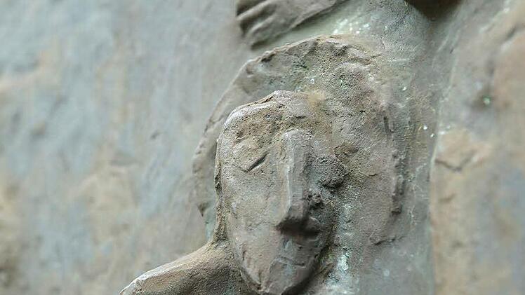 Die Taufe Jesu am Jordan ist eine der biblischen Szenen, die auf dem Westportal der Michaelskirche abgebildet sind. Fotos: Arkadius Guzy
