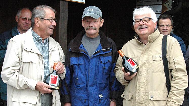 Der örtliche Wegewart Horst Fischer (links) und Norbert Schmucker (rechts) vom NP Haßberge durften einen besonderen Wein vom Ersten Vorsitzenden Otto Zierlein (Mitte) für ihren enormen Einsatz entgegennehmen.Foto: Gerhard Schmidt
