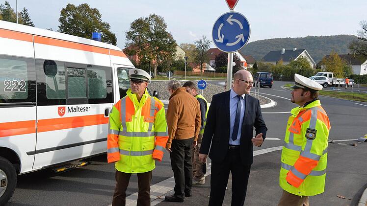 Bürgermeister Thomas Stadelmann im Gespräch mit der Polizei