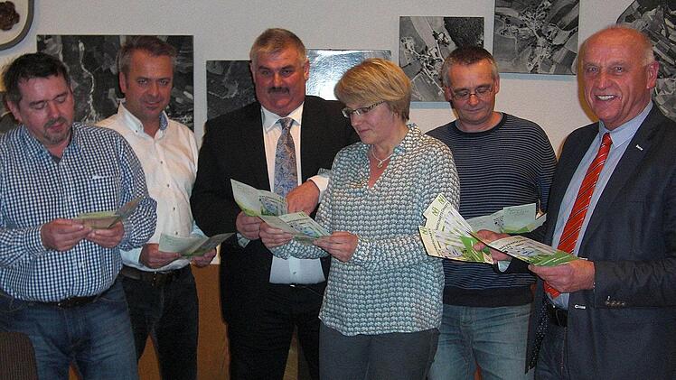Bei der Präsentation des Flyers der "Nachbarschaftshilfe " zeigten sich die Vertreter der Fraktionen begeistert von dem Projekt.