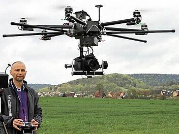 Die mit einer Systemkamera ausgestattete Drohne hebt ab. Lutz Focke steuert den Multikopter mit der Fernbedienung. Fotos: Alexander Hartmann