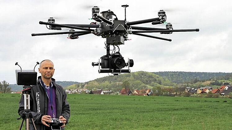 Die mit einer Systemkamera ausgestattete Drohne hebt ab. Lutz Focke steuert den Multikopter mit der Fernbedienung. Fotos: Alexander Hartmann