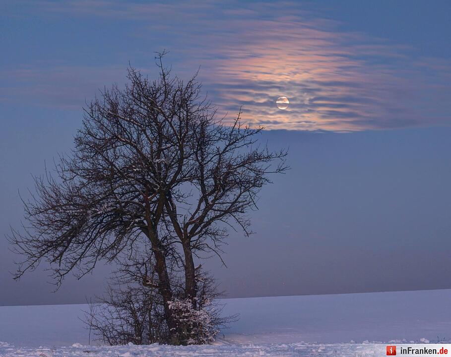Monduntergang (Vollmond) über der Neubürg, Kreis Kronach
