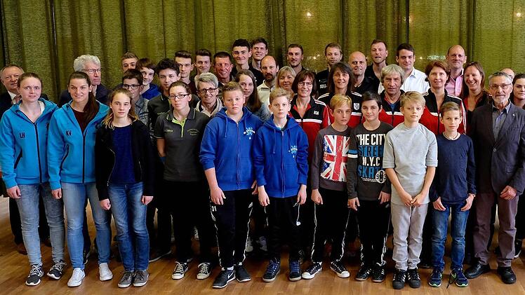 Massenehrung: 96 Mal wurden die Kriterien für eine Ehrung der Sportler erfüllt. Nicht alle waren zum Ehrungstermin erschienen. Foto: Gerd Schaar