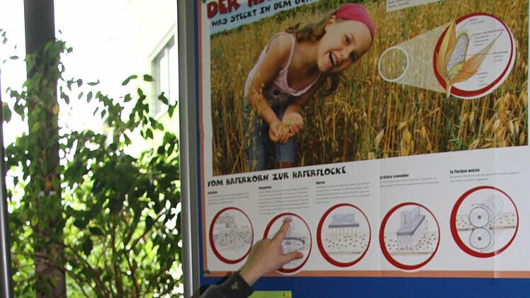 Oliver Werner findet es super-interessant, wie Hafer zu Haferflocken wird.