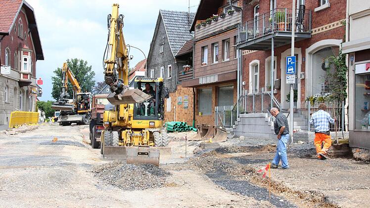 Zwischen der Einmündung der Staatsstraße und der Sparkasse wird gebaut.  Foto: Friedwald Schedel