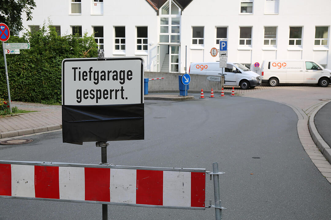 Rohrbruch setzt Tiefgarage unter Wasser - THW und Feuerwehr müssen in der Nacht anrücken – Bauarbeiter übernehmen am Morgen die Reinigungsarbeiten – Tiefgarage bleibt für die Öffentlichkeit gesperrt – Ausmaß des Wasserschadens immer noch erkennbar