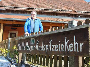 Helmut Leipold vor "seiner" Radspitzeinkehr in Mittelberg - im nächsten Jahr soll ein neuer Pächter  für ihn und seine Frau übernehmen. Foto: Anna-Lena Deuerling