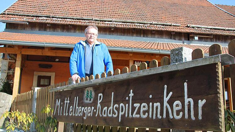 Helmut Leipold vor "seiner" Radspitzeinkehr in Mittelberg - im nächsten Jahr soll ein neuer Pächter  für ihn und seine Frau übernehmen. Foto: Anna-Lena Deuerling