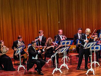 Umjubelt: Ein Wiederhören mit dem Alt-Wiener Strauss-Ensemble aus Stuttgart gab es bei den Coburger Johann Strauss Musiktagen im Kongresshaus.Foto: Jochen Berger
