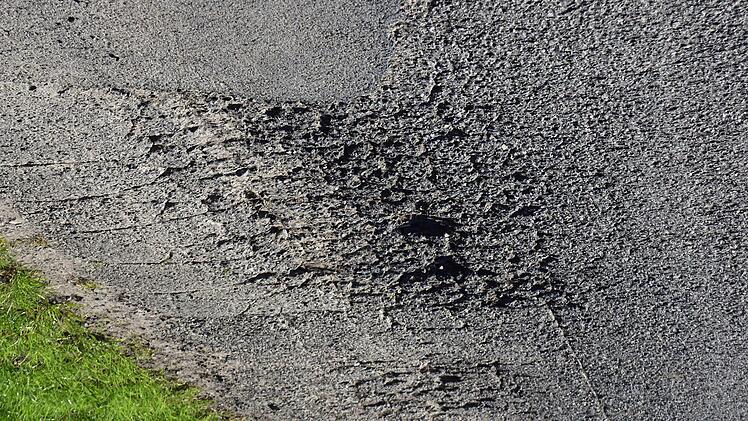 Der Angerbeutenweg in Wonfurt weist einige Löcher auf, die ausgebessert werden sollen.Ulrike Langer