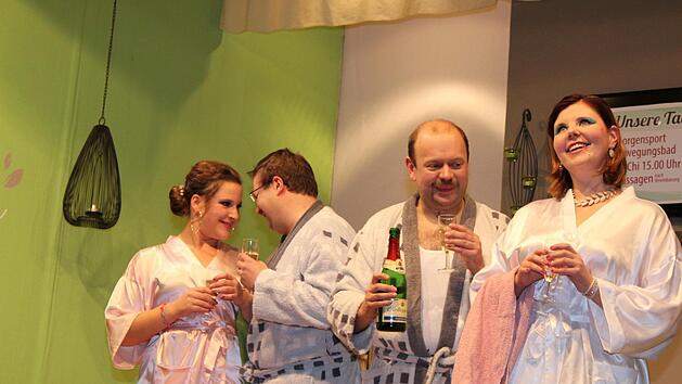 Endlich "Frischfleisch" auf der Kur von links nach rechts Jaqueline (Karolina Wolf) Oswald Kraus (Frank Eitzenberger) Emil Lautenschl&auml;ger (Christian Herold) und Chantal (Martina Motschenbacher)  Foto: Roland Dietz