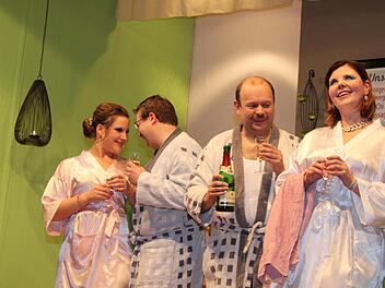 Endlich "Frischfleisch" auf der Kur von links nach rechts Jaqueline (Karolina Wolf) Oswald Kraus (Frank Eitzenberger) Emil Lautenschläger (Christian Herold) und Chantal (Martina Motschenbacher)  Foto: Roland Dietz
