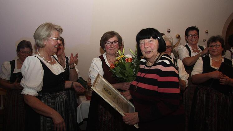 Eleonore Marabini wurde zur Ehrenchorleiterin ernannt.     Foto: Richard Sänger