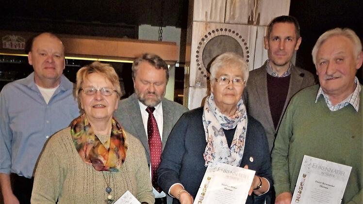 Ehrung für 25-jährige Mitgliedschaft (von links): Vorsitzender Rainer Harz, Hildegard Tauer, Kreisfachberater Friedhelm Haun, Heidrun Weber, Bürgermeister Martin Bernreuther und Dieter Bernreuther